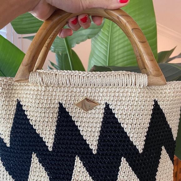 Handwoven Bag with Wooden Handles - Picture 2 of 6